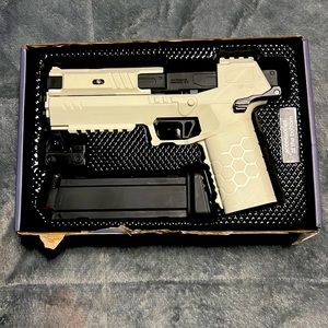 Brand new Lizzy soft bullet gun/ w laser / 7packs of extra soft bullets